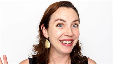 who plays flo|Stephanie Courtney